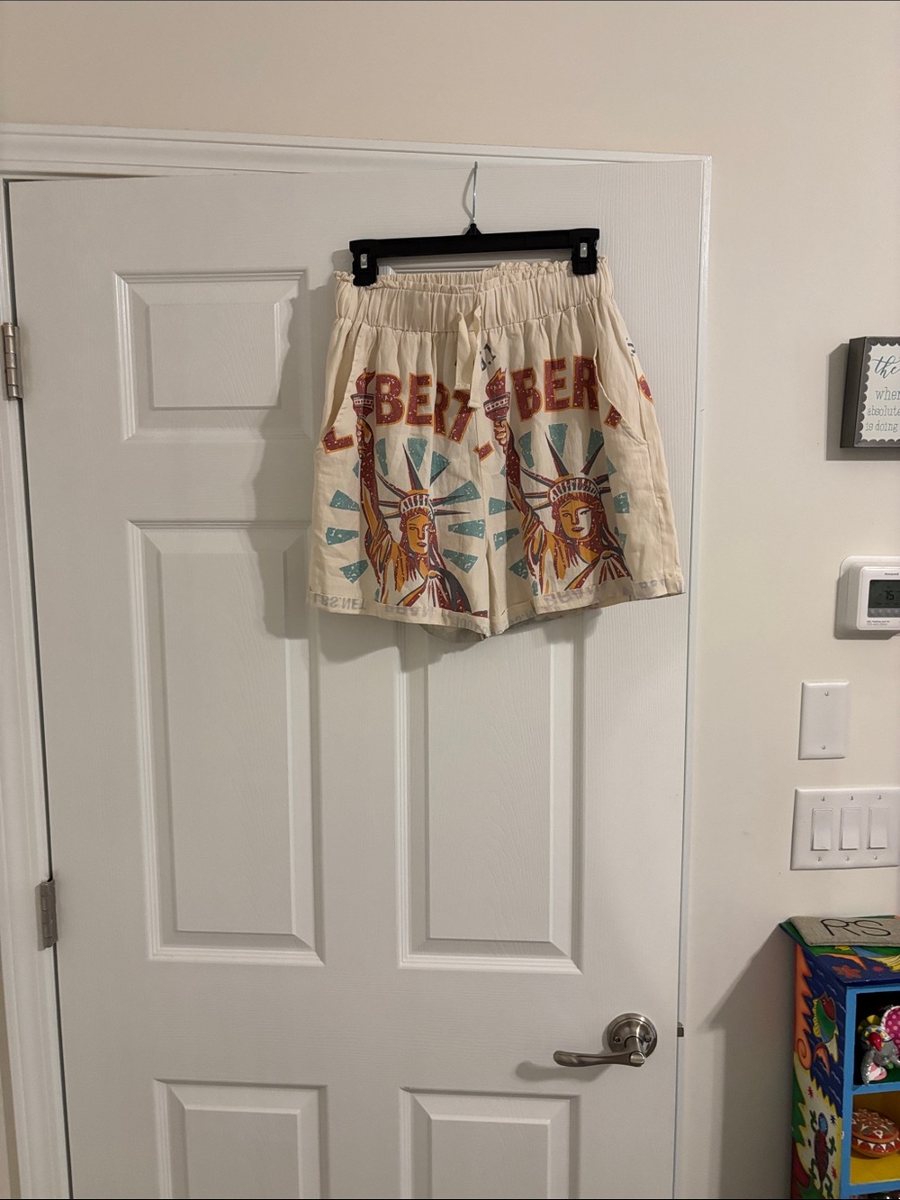 Graphic Liberty Statue Print Shorts - Cream